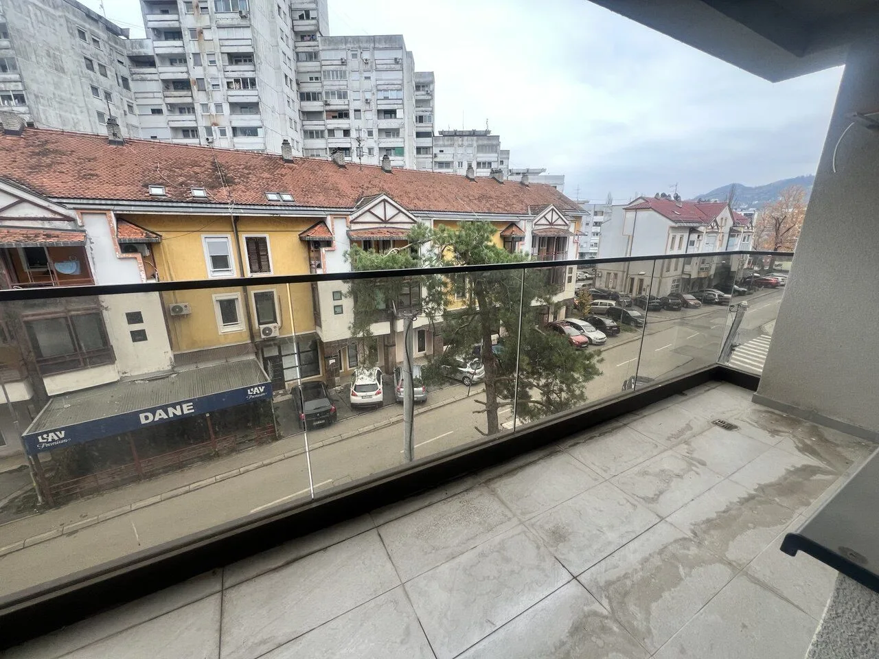 Izdaje se trosoban namješten stan sa garažom centar Banja Luka