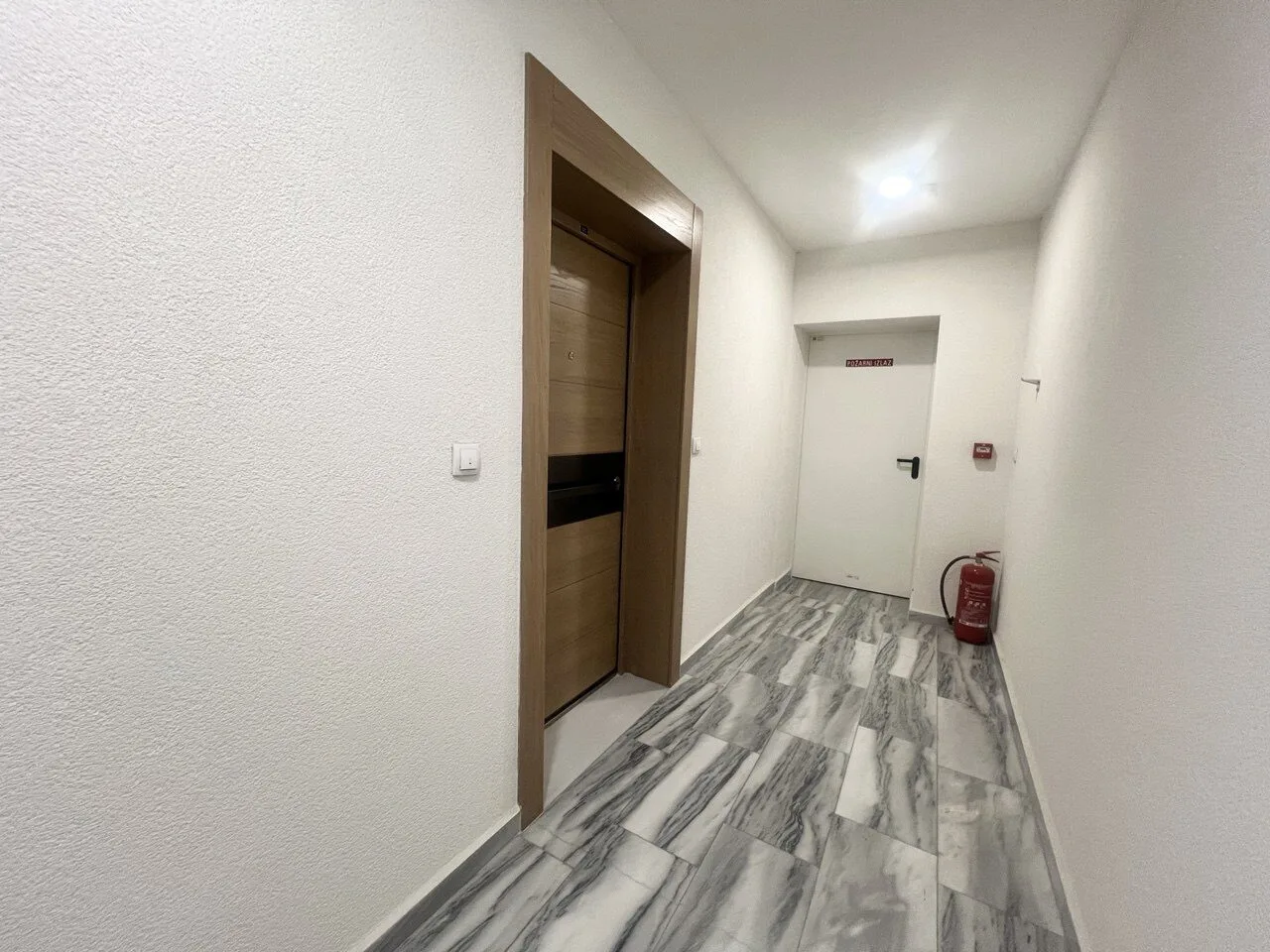 Izdaje se trosoban namješten stan sa garažom centar Banja Luka
